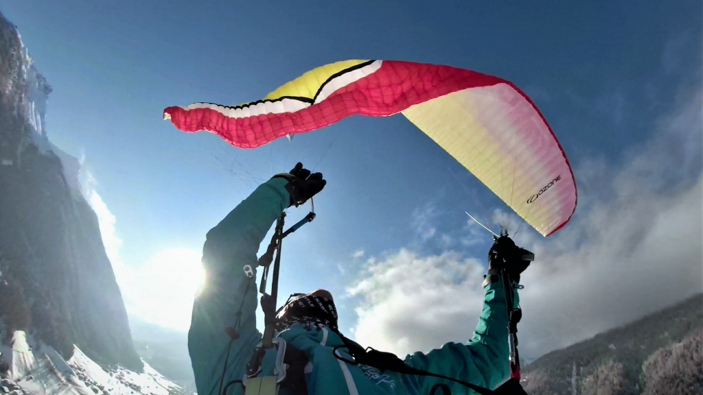 Seitenklapper Ozone Rush 5 während eines testfluges für das flying manual von intothesky.