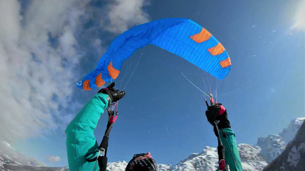 Seitenklapper Phi Maestro während eines testfluges für das flying manual von intothesky.